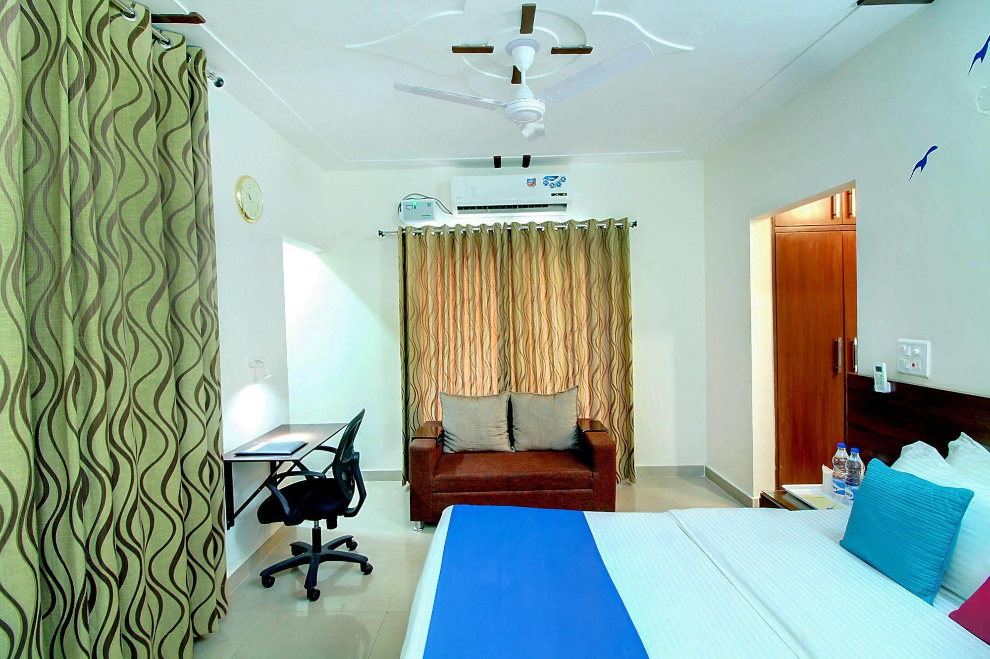 Hotel Staayz Premium Gurgaon Esterno foto