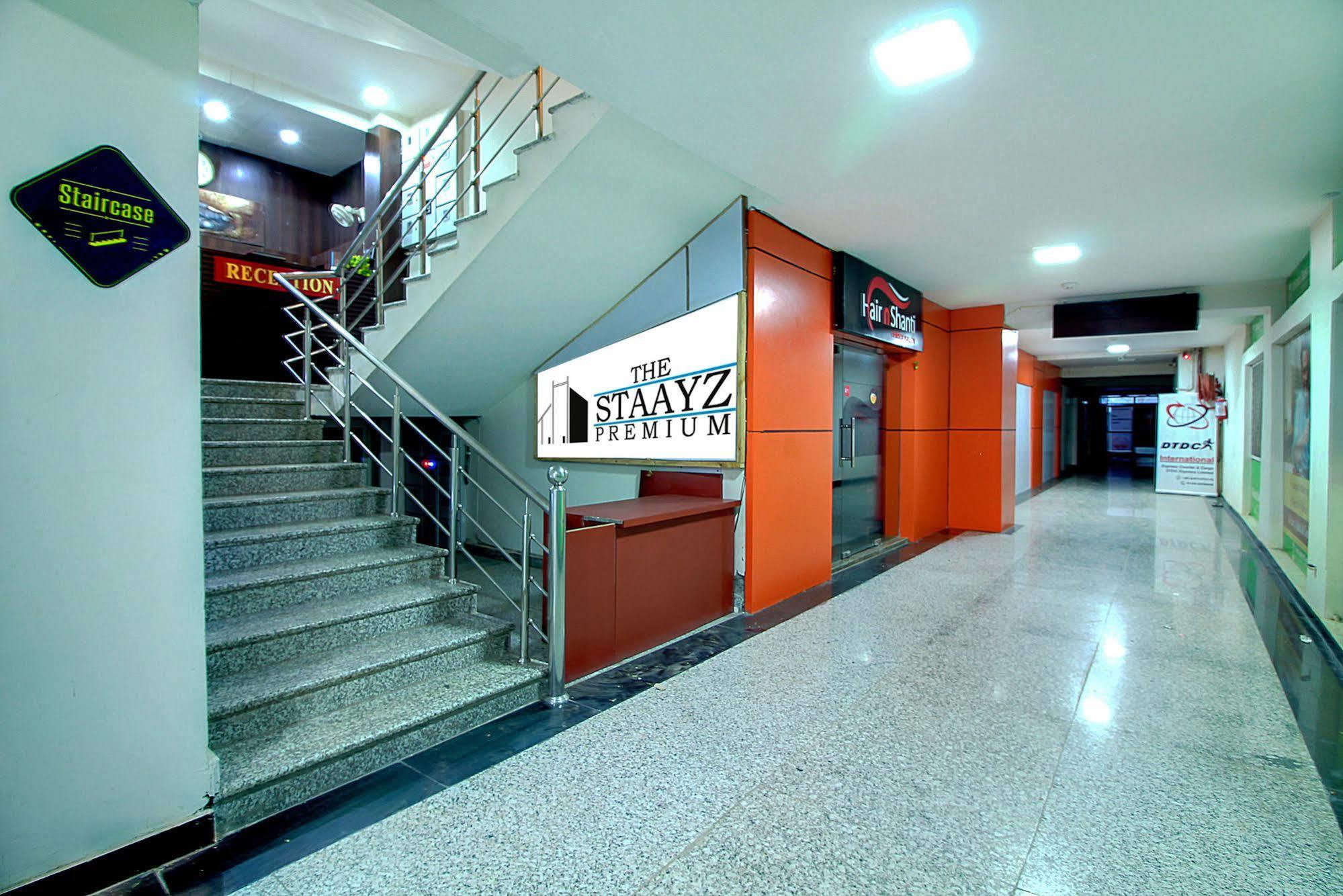 Hotel Staayz Premium Gurgaon Esterno foto
