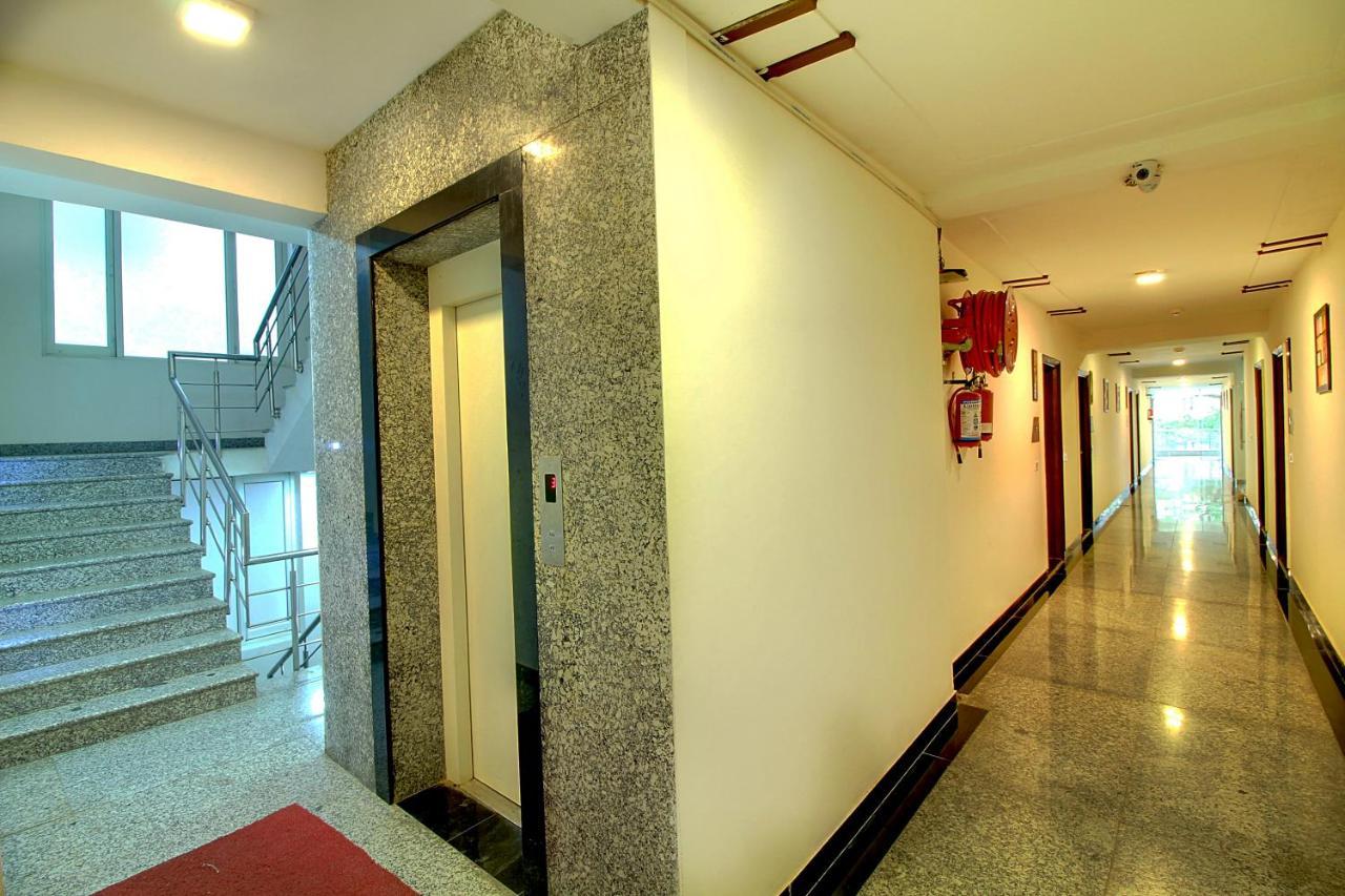Hotel Staayz Premium Gurgaon Esterno foto