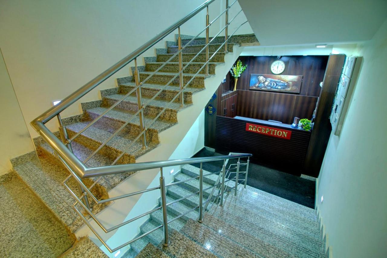 Hotel Staayz Premium Gurgaon Esterno foto